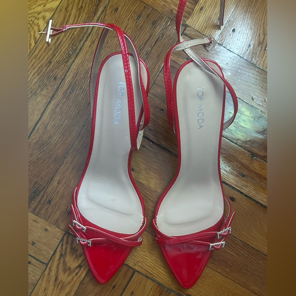 Top moss red heels with silver buckle